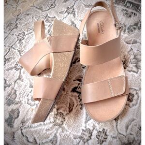 Clarks Women's Tan 1.5 Platform / Wedge Sandals Velcro Closure- Size 7.5